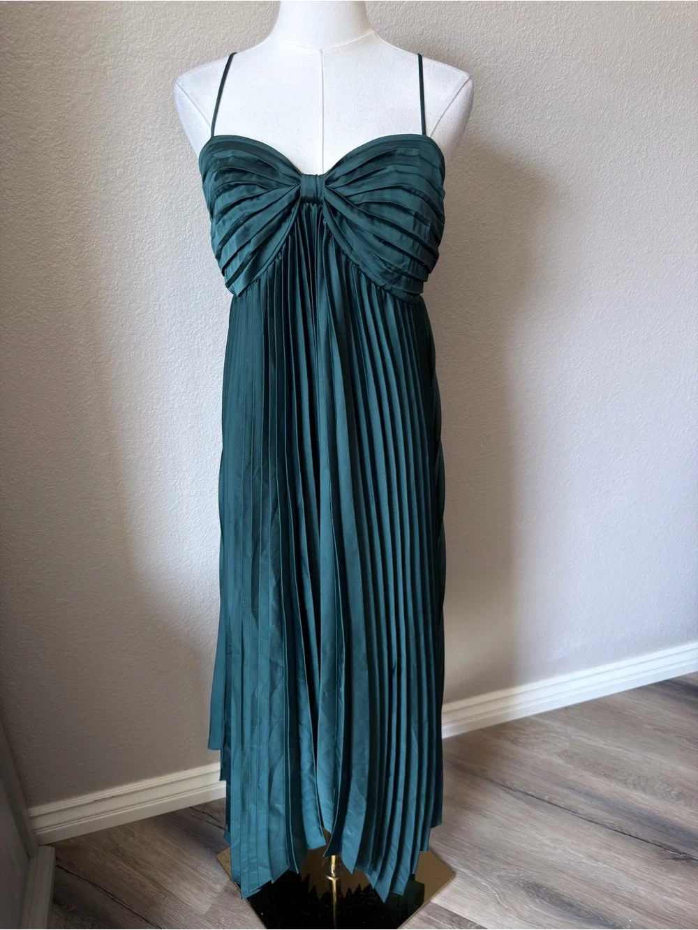 NWT Petal & Pup Vikki Emerald Green Pleated High-Low Slip Dress Size 8 - Picture 5 of 16
